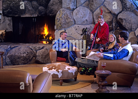 Rilasciato,sciatore gruppo rilassante in lodge Resort at Squaw Creek,Squaw Valley, California Foto Stock