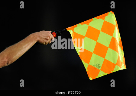 Flag che indica posizione di fuorigioco per guardafili, la mano, assistente arbitro Foto Stock