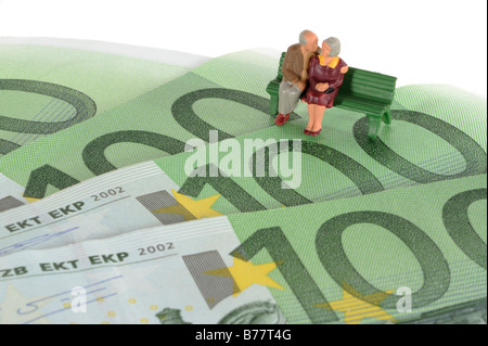 Le figure di due anziani seduti sulle banconote in euro, immagine simbolica per il piano pensionistico, il pensionamento Foto Stock