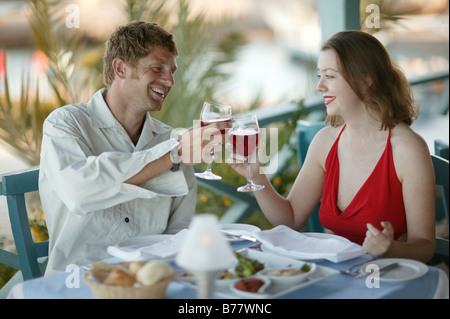 Accoppiare il tintinnio di bicchieri di vino rosso Foto Stock