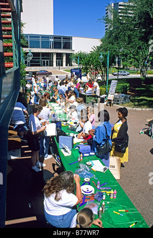 Misto di persone di etnia Earth Day celebrazione Jacksonville in Florida Foto Stock