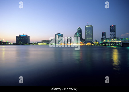 Skyline illuminazione serale St Johns River Jacksonville in Florida Foto Stock