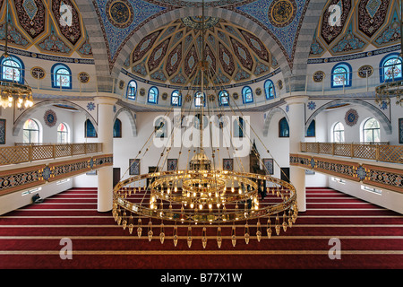 DITIB-Merkez-Mosque, vista interna, di nuova costruzione in stile ottomano, una delle più grandi moschee in Germania, Duisburg-Marxloh, Foto Stock