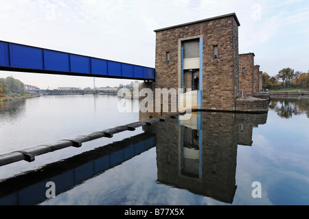 Ruhr barrage alla Ruhr watergate, Duisburg, la zona della Ruhr, Renania settentrionale-Vestfalia, Germania, Europa Foto Stock