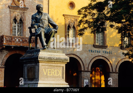 Al Monumento a Verdi, Teatro Giuseppe Verdi di Busseto, provincia di Parma, regione Emilia Romagna, Italia, Europa Foto Stock