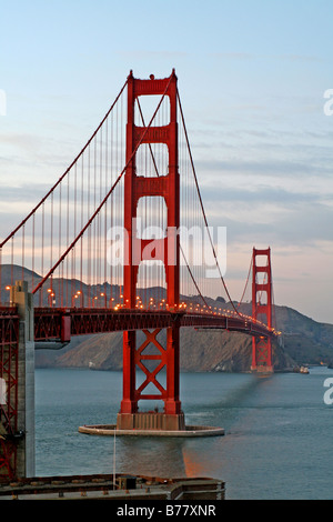 Golden Gate Bridge abbraccia la baia di San Francisco in California Foto Stock