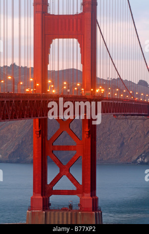 Golden Gate bridge deck abbraccia la baia di San Francisco in California Foto Stock