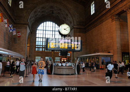 Le persone si muovono attraverso la Great Hall di Toronto la Union Station Foto Stock