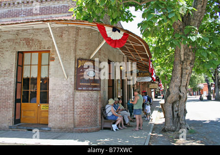 Le persone al di fuori di Jack Douglass salone storico a Columbia State Historic Park Madre Lode città della corsa all'oro in California Foto Stock