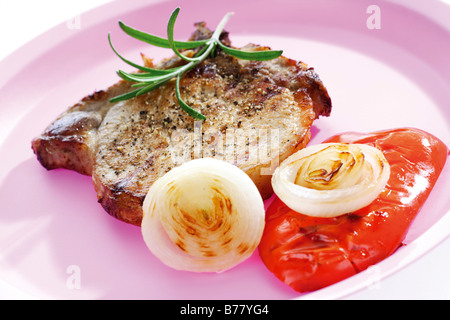 Braciole di maiale alla griglia con rosmarino Foto Stock