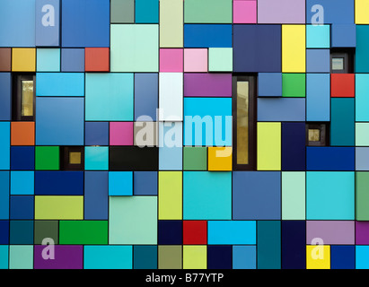 Edificio colorato e multicolore utilizzato come ingresso per il garage del Discovery Park, Synchronicity of Color di Margo Sawyer Foto Stock