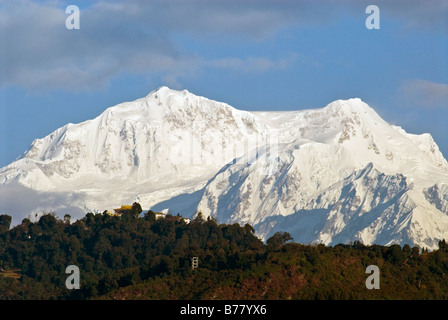 Picchi del Kangchenjunga mountain range, Sikkim. Pemmayangtse monastero può essere visto sulla cima della collina in primo piano. Foto Stock