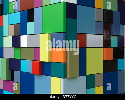 Colorato colorato edificio utilizzato come ingresso per il parcheggio garage di Discovery Park. La sincronia del colore da parte di Margo Sawyer Foto Stock