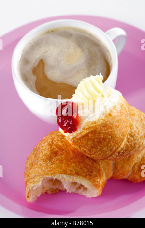 La prima colazione con croissant e marmellata Foto Stock