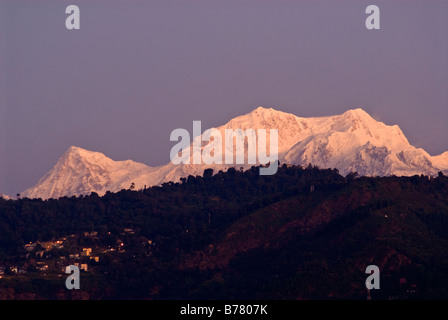 Picchi del Kangchenjunga mountain range, il Sikkim, all'alba, con Geyzing città in primo piano a sinistra Foto Stock