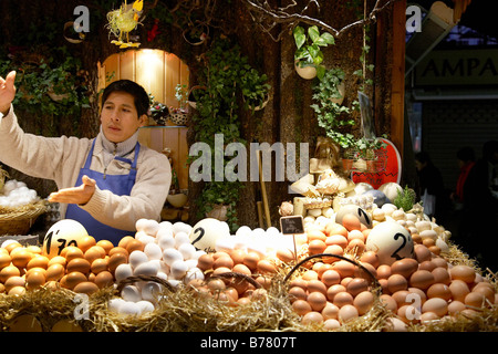 Il mercato coperto appena fuori La Rambla high street a Barcellona Foto Stock