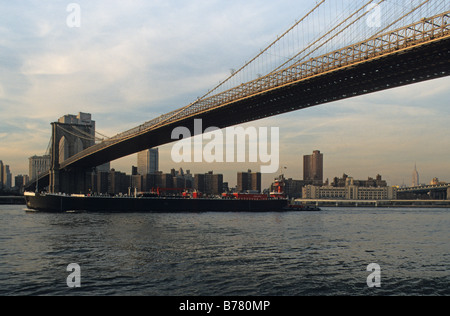 New York, Ponte di Brooklyn East River visto da Brooklyn. Foto Stock