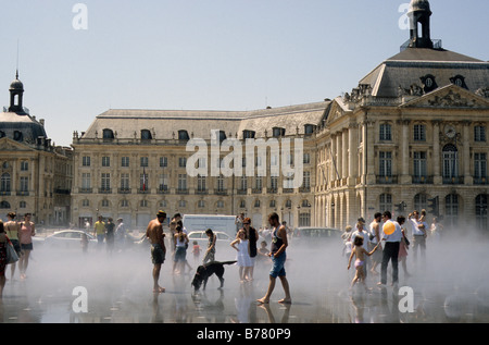 Bordeaux, Le Miroir, riflettente funzione acqua sulle banchine di fronte al Palais de la Bourse. Foto Stock