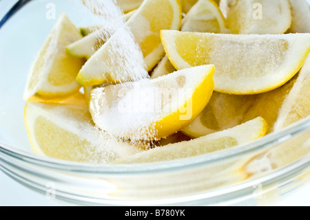 Quarti di limoni è irrorato nel sale poi imbottigliato in Parfait di vasi e rabboccato con il succo di limone. Utilizzato in cibo marocchino. Foto Stock