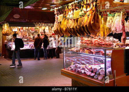 Il mercato coperto appena fuori La Rambla high street a Barcellona Foto Stock