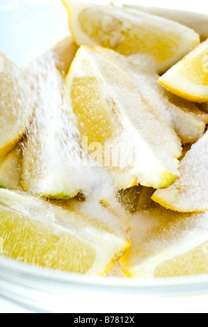 Quarti di limoni è irrorato nel sale poi imbottigliato in Parfait di vasi e rabboccato con il succo di limone. Utilizzato in cibo marocchino. Foto Stock