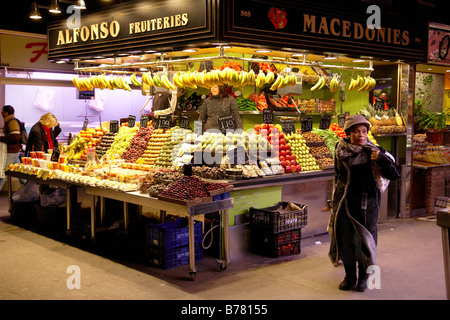 Il mercato coperto appena fuori La Rambla high street a Barcellona Foto Stock