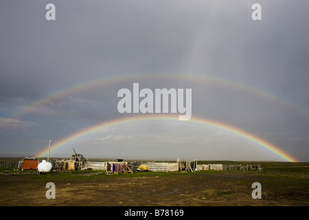 Rainbow su un recinto, essendo utilizzato per ordinare le renne in autunno, Norvegia, Penisola Varanger Foto Stock