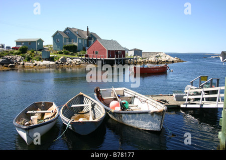 Piccole barche da pesca si trovano in condizioni di sicurezza ancorata in corrispondenza di un dock nella piccola scenic villaggio di pescatori di Peggy's Cove, Nova Scotia, Canada. Foto Stock