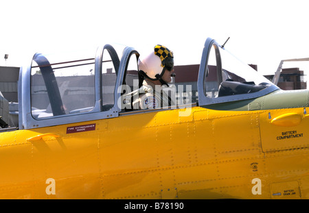 Bellville Michigan l'pilotof il WWII US Navy Warbird si prepara a prendere il largo per essere nell'annuale air show in Bellville, Mich Foto Stock