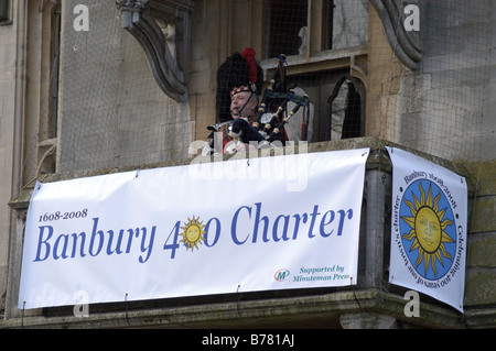 Bagpiper giocando per Queens visita Foto Stock