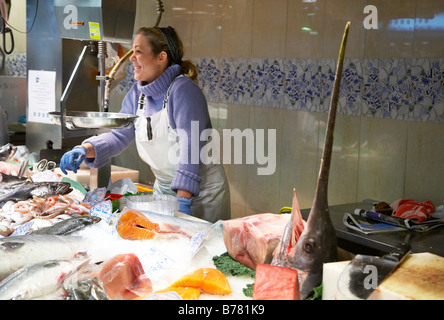 Pesce fresco in stallo il mercato coperto appena fuori La Rambla high street a Barcellona Foto Stock