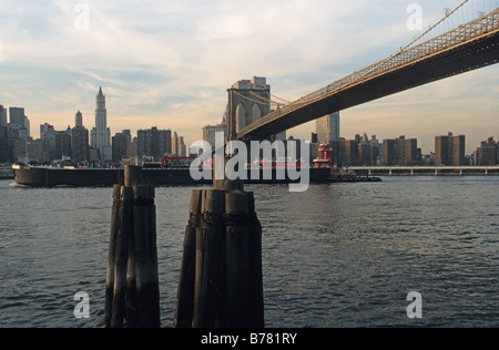 New York, Brooklyn Bridge , East River, visto dal pontile sul lato Brooklyn di fiume. Foto Stock