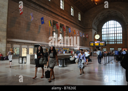 Le persone in movimento durante il pomeriggio rush hour a Toronto la Union Station Foto Stock