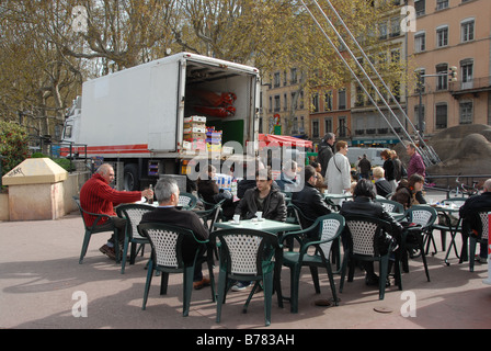 Gli operatori di mercato e i clienti godendo avente un ristoro sul Quai St-Antoine mercato di domenica a Lione, in Francia. Foto Stock