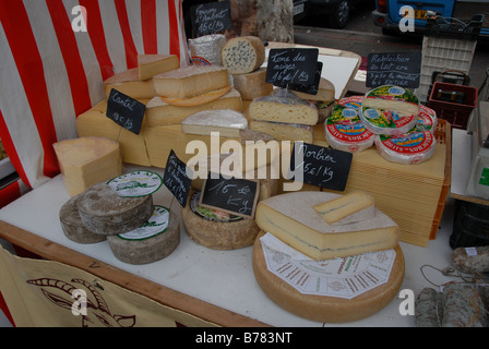 Formaggi francesi su sal a un mercato in stallo in una Domenica mattina di frutta sul mercato veg di scena sul Quai St-Antoine a Lione, Francia Foto Stock