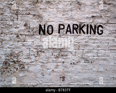 Nessun segno di parcheggio dipinta sulla parete Foto Stock