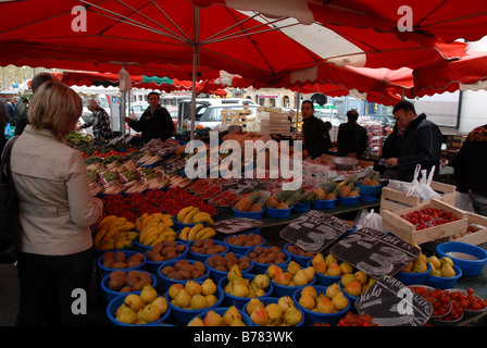 Una trafficata scena su una delle tante bancarelle di frutta in una Domenica mattina di frutta sul mercato veg di scena sul Quai St-Antoine a Lione in Francia. Foto Stock