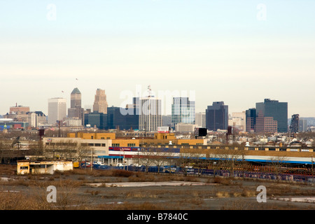 Newark New Jersey skyline guardando verso nord-ovest da Newark Airport area Foto Stock