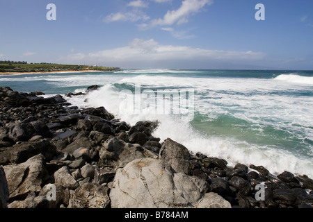 Onde che si infrangono sulle rocce Foto Stock