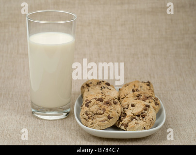Deliziosi biscotti al cioccolato e un bicchiere di latte Foto Stock