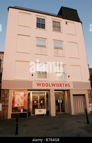 La mattina presto luce sull'Woolworths a St Ives in Cornovaglia Foto Stock