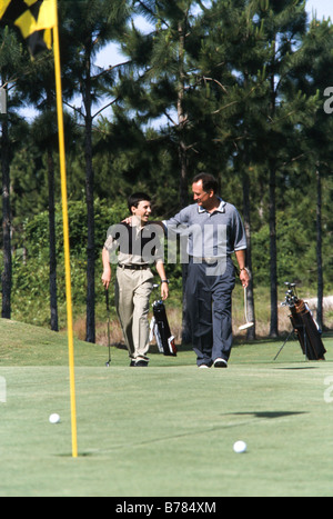 Padre e figlio teen giocando a golf insieme, padre insegnare abilità di golf Foto Stock