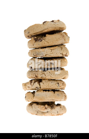 Deliziosi biscotti con scaglie di cioccolato isolato su sfondo bianco Foto Stock
