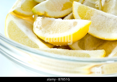 Quarti di limoni è irrorato nel sale poi imbottigliato in Parfait di vasi e rabboccato con il succo di limone. Utilizzato in cibo marocchino. Foto Stock