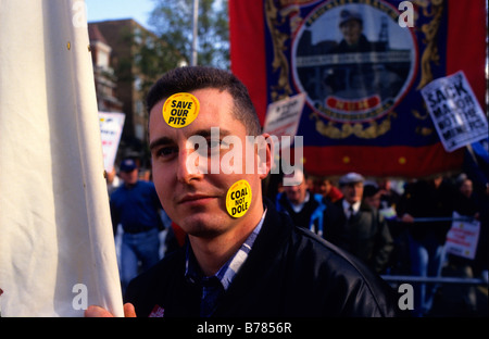 I minatori rivolta verso la perdita di posti di lavoro dovuta alla chiusura di sedi estrattive a marzo in segno di protesta per Londra Foto Stock