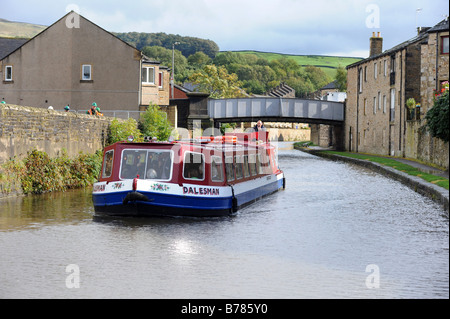 Una barca turistica lungo la Leeds Liverpool Canal Skipton North Yorkshire Foto Stock