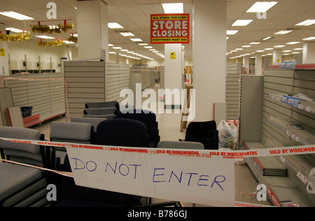 Interno del Swiss Cottage ramo di Woolworths sull'ultimo giorno di negoziazione Jan 2° 2009 Foto Stock