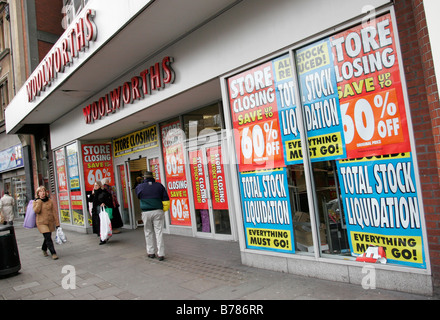 Il Swiss Cottage Woolworths Shop facciata sul London Finchley Road Foto Stock