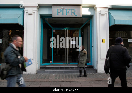 Esterno del Pier shop su Tottenham Court Road, chiusa dopo aver corso in amministrazione nel dicembre 2008 Foto Stock