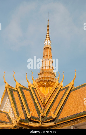 Il tetto e la guglia della sala del Trono nel Palazzo reale, Phnom Penh, Cambogia Foto Stock